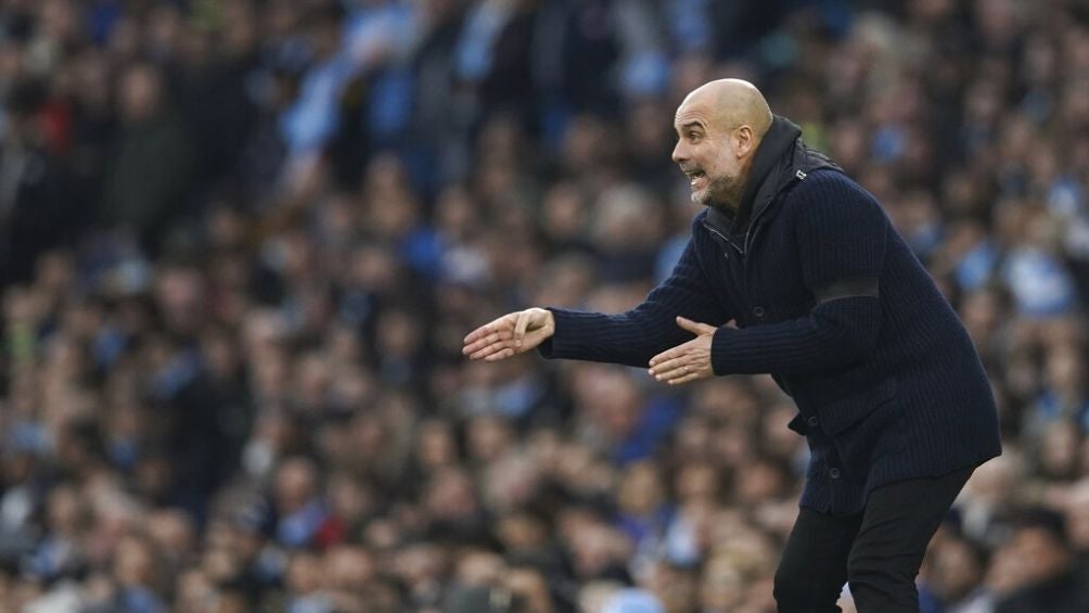 Pep dirigiendo en un encuentro de Premier League