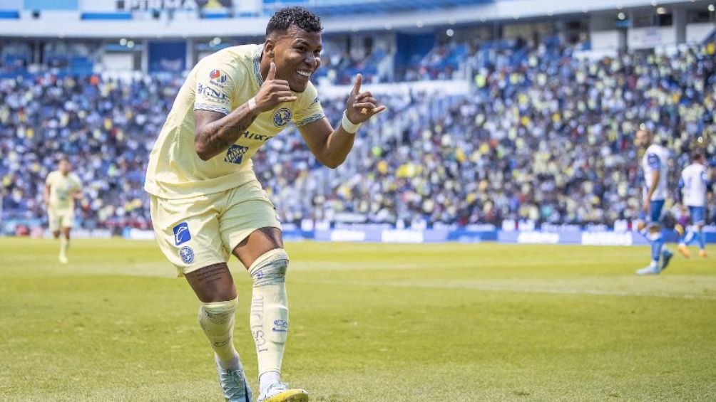 Roger Martínez celebra gol con América