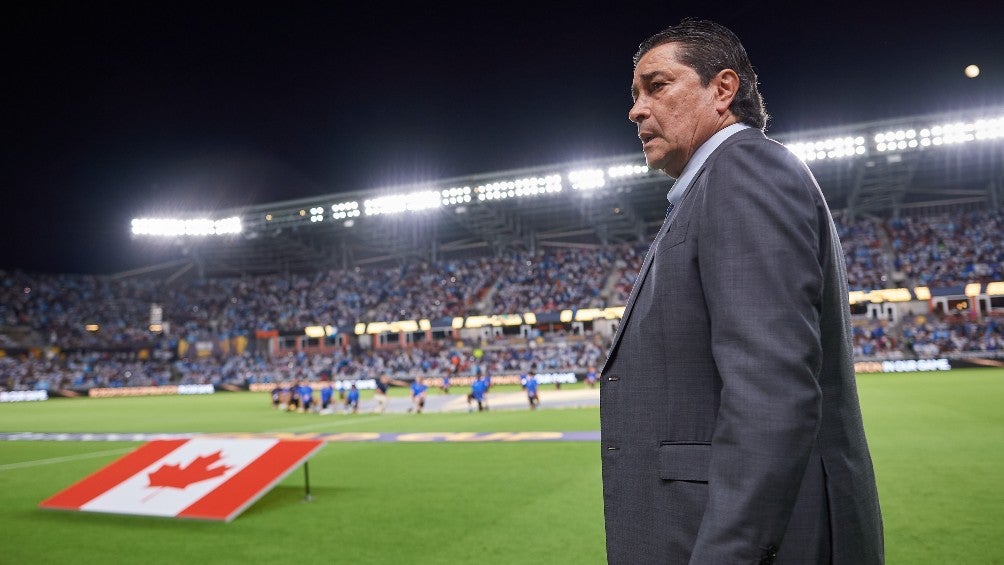 Luis Fernando Tena durante la ceremonia de los himnos