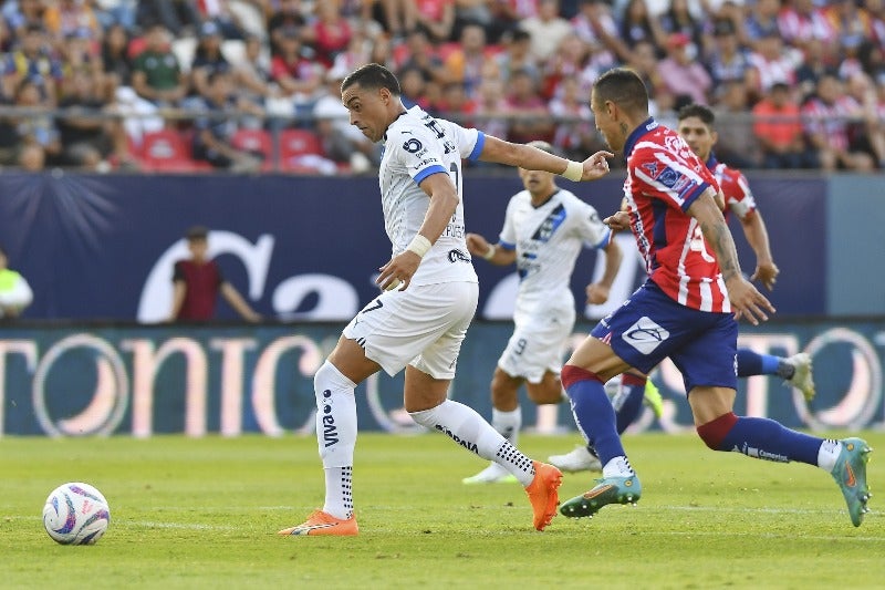 Funes Mori disputando el balón contra el San Luis 