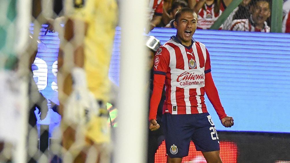 Padilla celebra gol en su debut