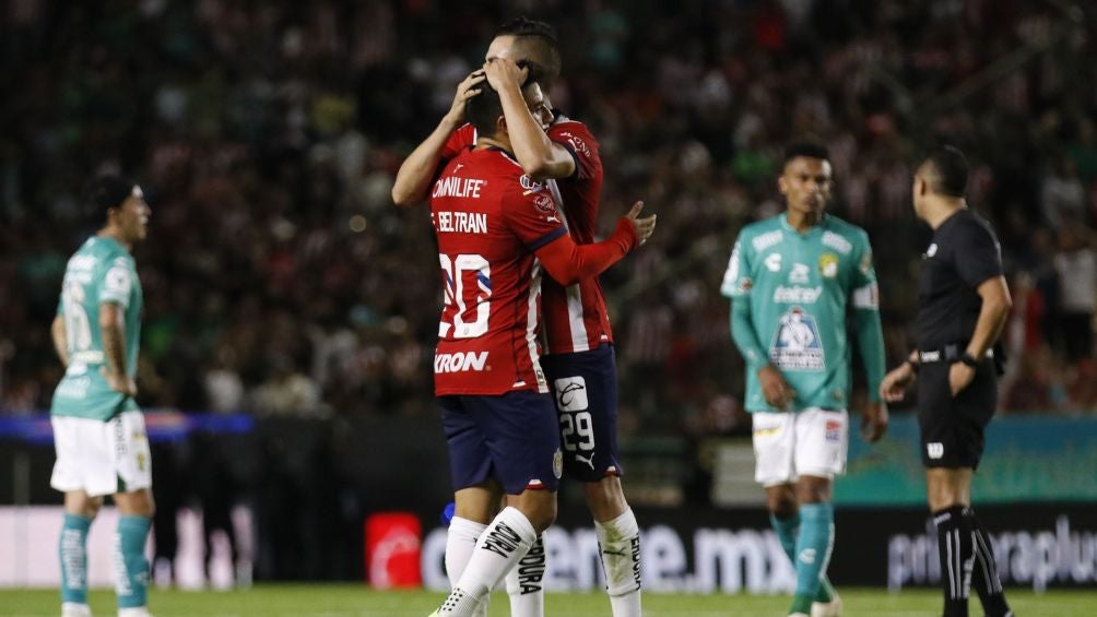 Beltrán celebrando la victoria con Chivas