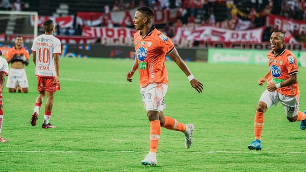 Manuel Zapata celebrando un gol con el Envigado