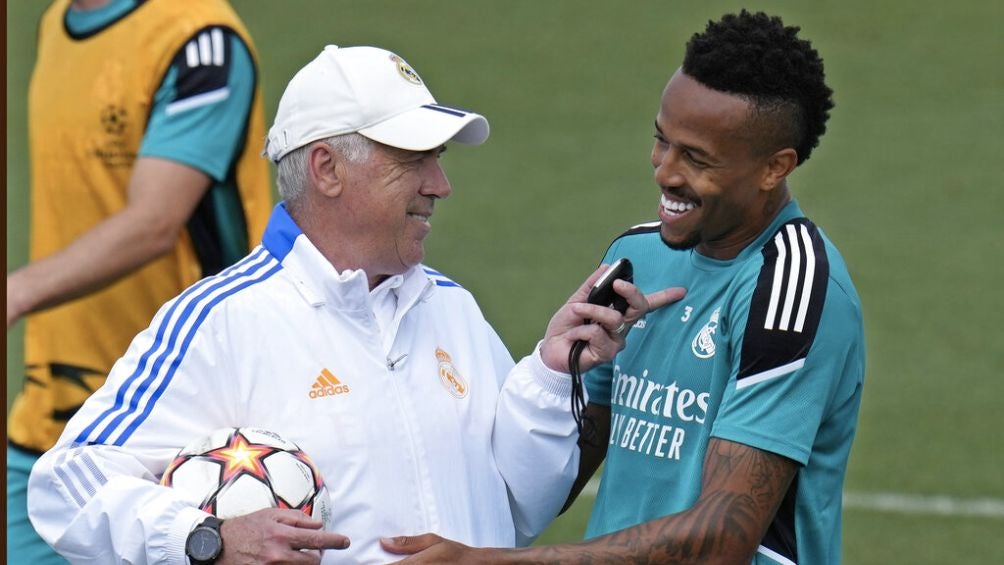 Ancelotti junto a Eder Militao