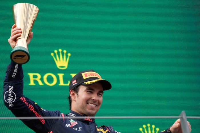 Checo con el trofeo del tercer lugar