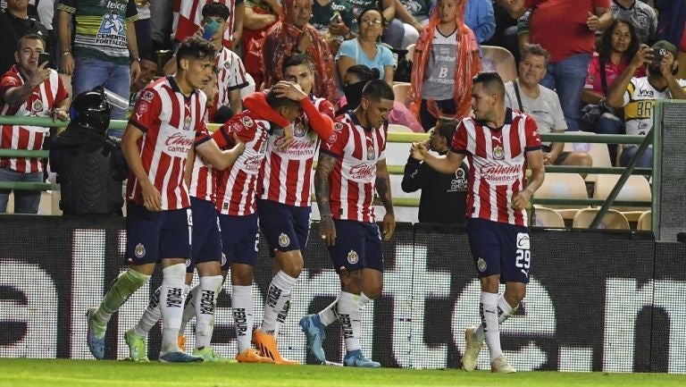 Jugadores de Chivas celebran con Yael Padilla