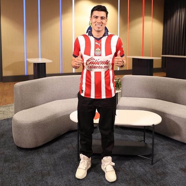 Erick Gutiérrez con la playera de las Chivas 