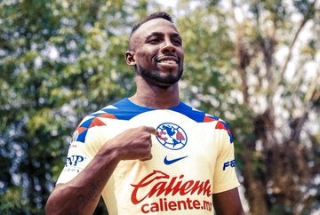 Julián Quiñones ya luce la playera del América