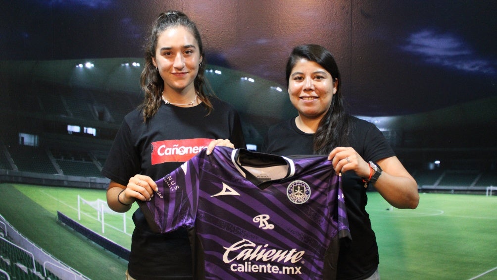 Silvana Flores con la playera del Mazatlán