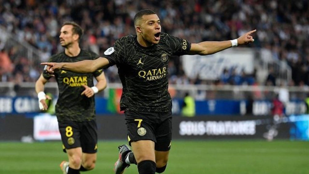 Kylian Mbappé festejando un gol con el PSG