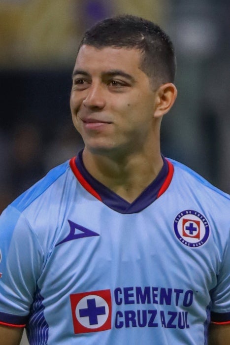 Erik Lira durante un partido con Cruz Azul