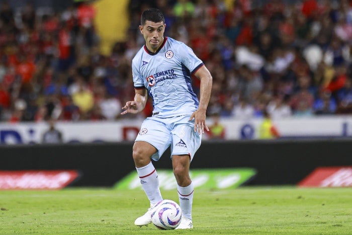 Erik Lira durante un partido con Cruz Azul