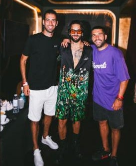 Maluma con Sergio Busquets y Jordi Alba