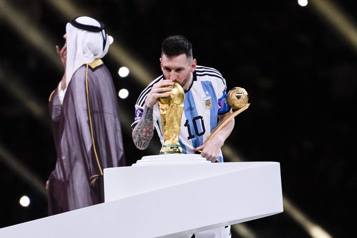 Lionel Messi con el trofeo de la Copa del Mundo