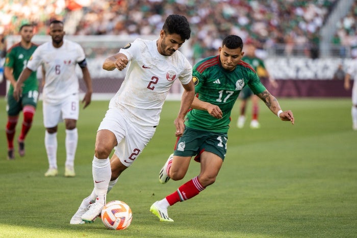 Orbelín Pineda pelea la pelota