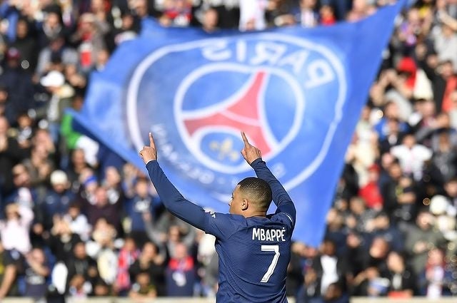 Mbappé celebrando un gol con el PSG