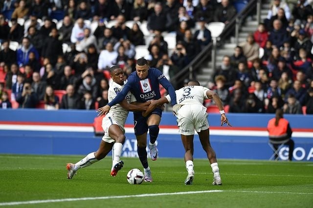 Mbappé jugando con la playera del PSG