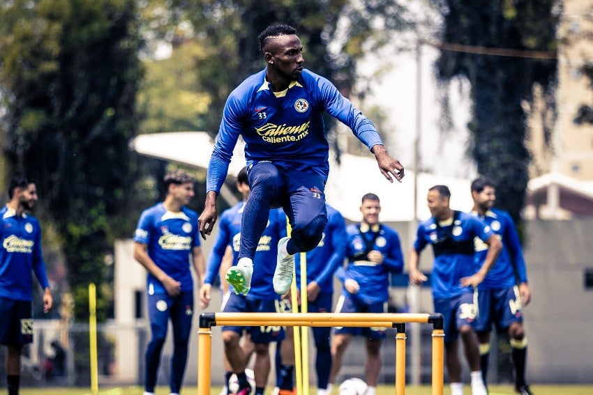 Quiñones en su primer entrenamiento con América