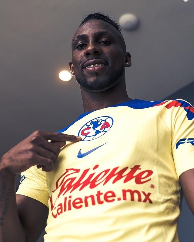 Julián vistiendo la playera del América