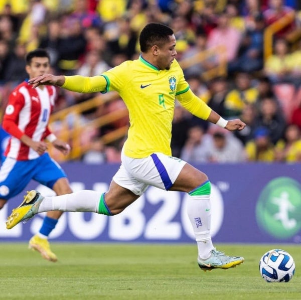 Vitor Roque en un partido con Brasil