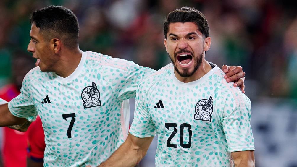 Henry Martín celebra un gol con el Tri