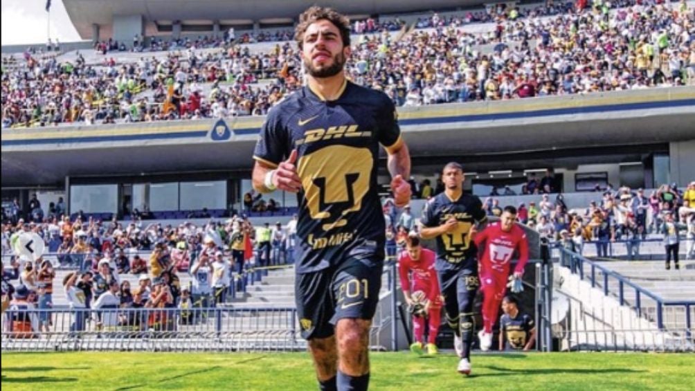 El jugador auriazul saliendo a la cancha del Olímpico Universitario