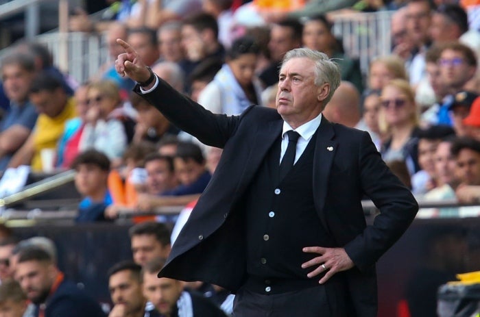 Carlo Ancelotti da indicaiones durante un partido