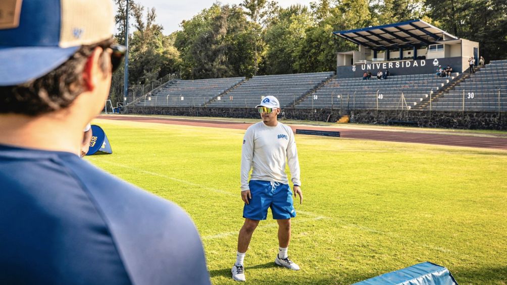 Coach Varela en una sesión de entrenamiento