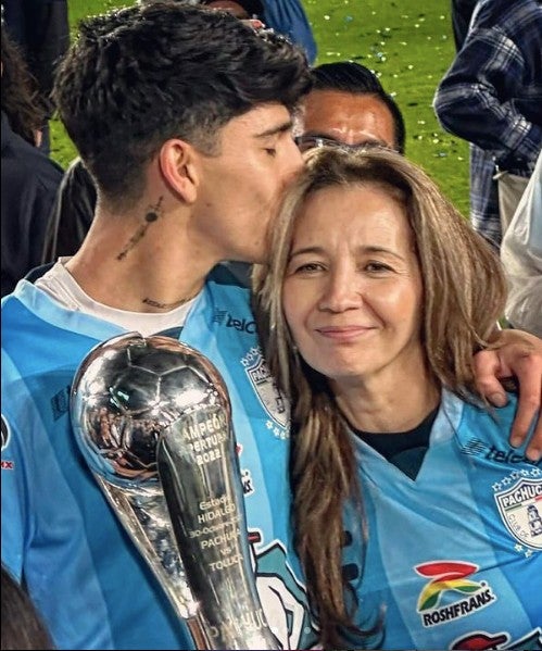 Kevin Álvarez junto a su madre