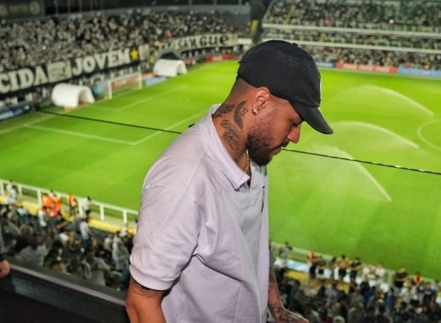 Neymar en las gradas de un estadio