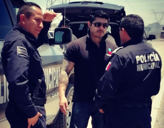 Carlos Jiménez junto a policias