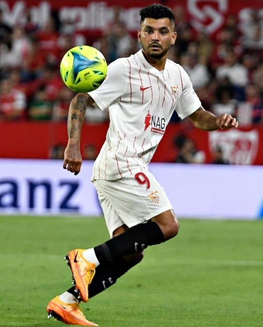 Tecatito Corona durante un partido con Sevilla