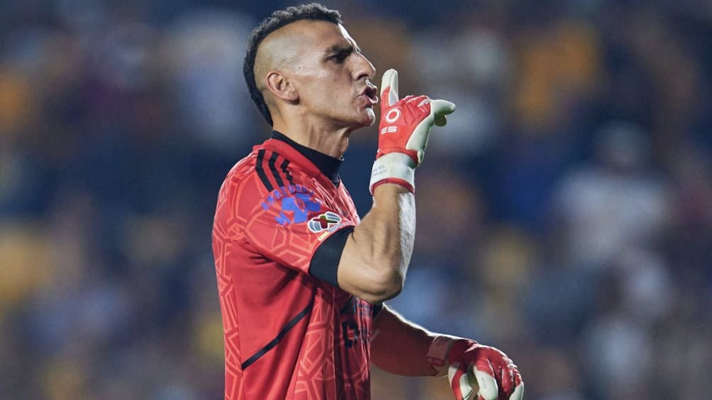 Nahuel Guzmán durante un partido con Tigres