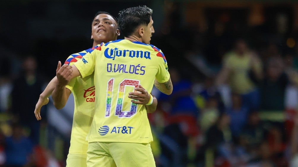 Diego Valdés celebra junto a Mozumbito 