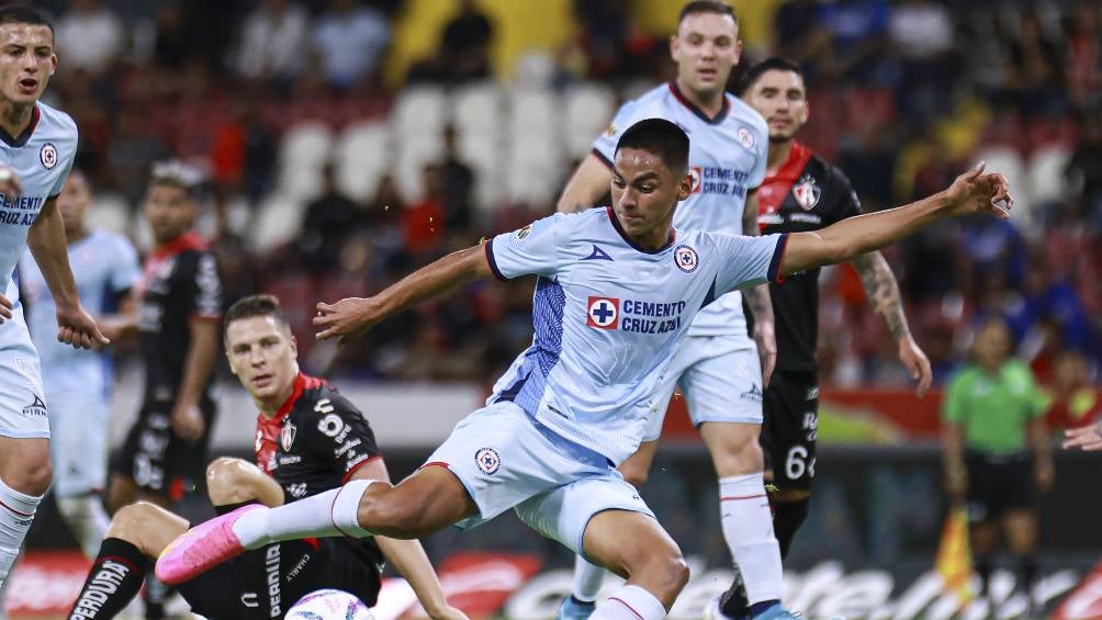 Luis Iturbide en el partido ante Atlas