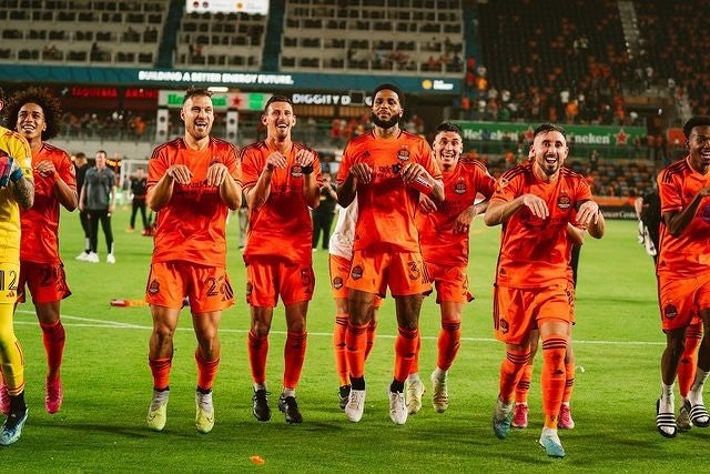 Herrera celebrando un gol con el Dynamo 