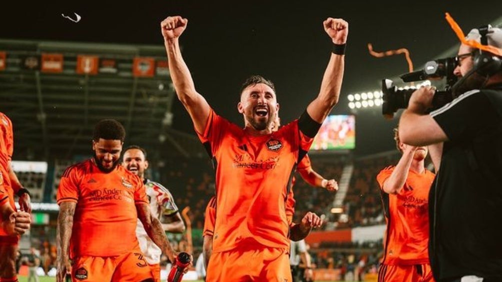 Héctor Herrera festejando un gol con el Houston Dynamo 