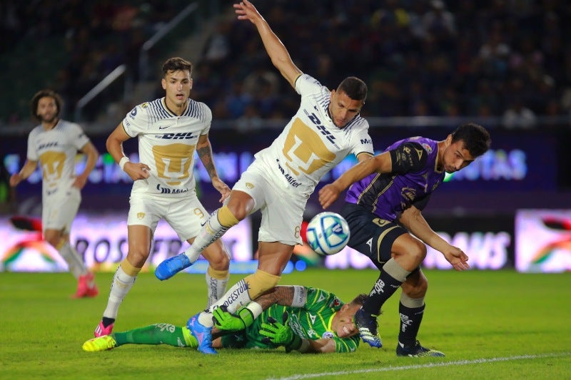 Higor disputando el balón contra el Mazatlán FC