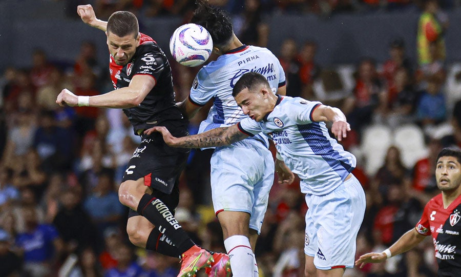 Castaño pelea el balón en juego ante Atlas