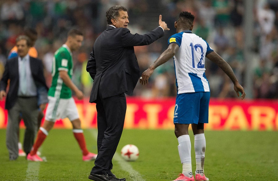 El técnico en un partido entre México y Honduras