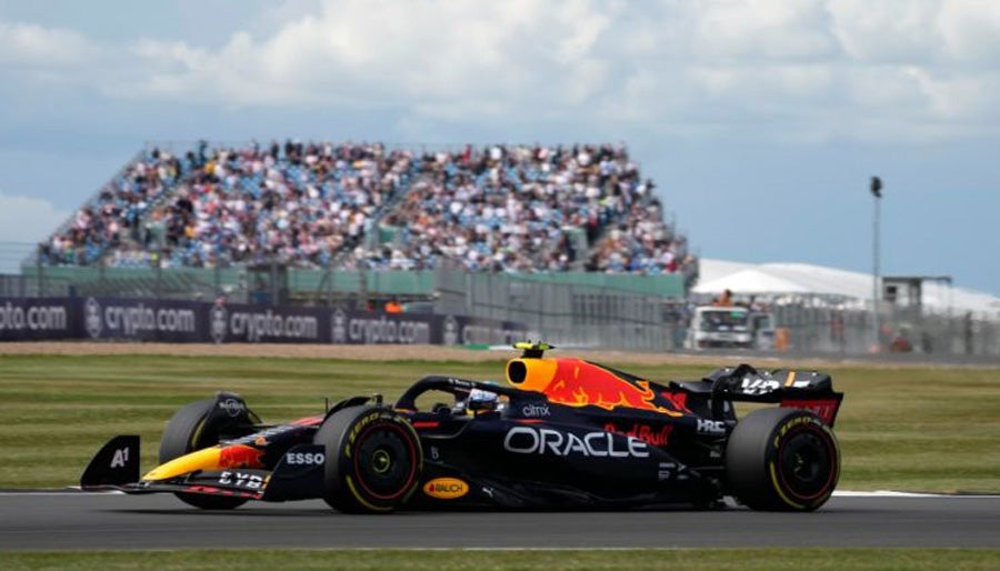 Checo durante práctica en Silverstone