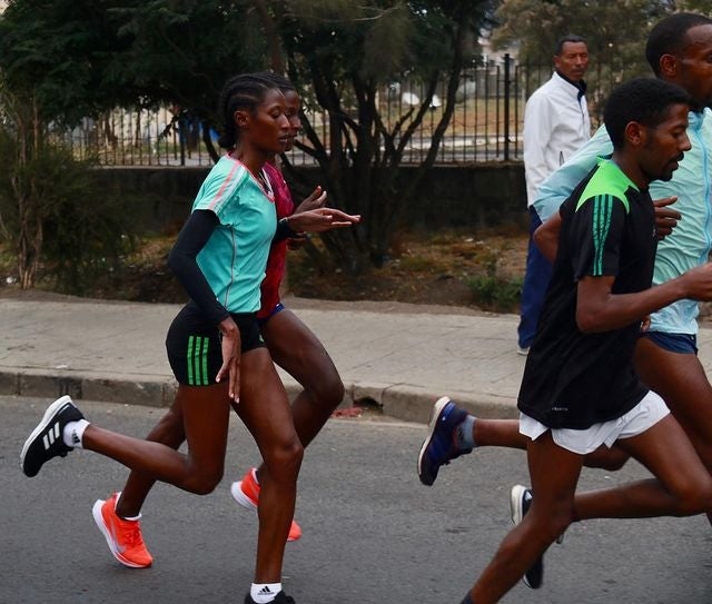 Senbere Teferi durante un maratón