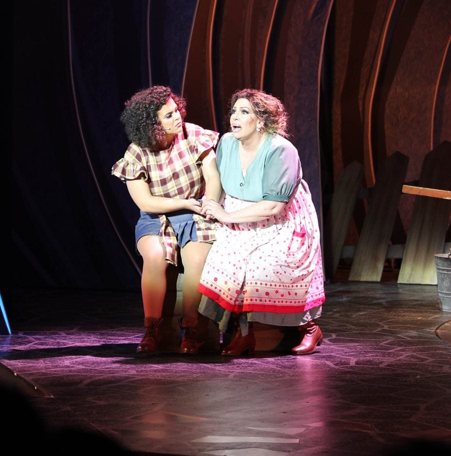 Lucero Mijares y María del Sol en escena.