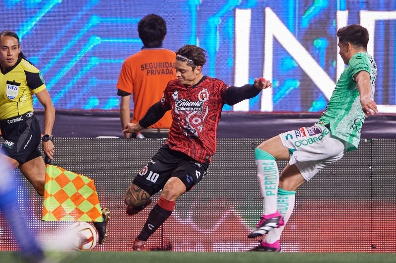 Montecinos jugando con los Xolos de Tijuana 