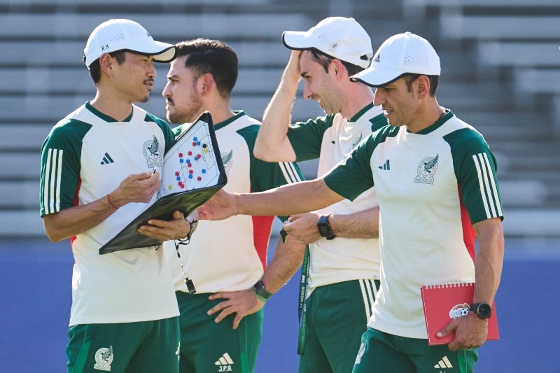 Lozano junto a su cuerpo técnico 