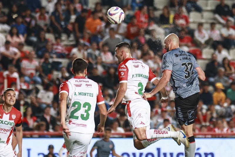 Necaxa y Xolos disputando el balón 