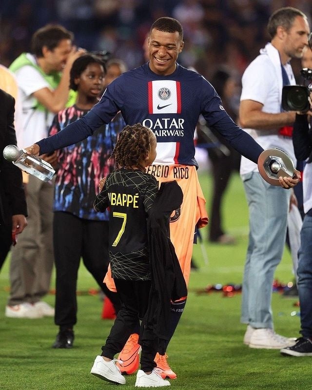 Mbappé celebrando el título con el PSG