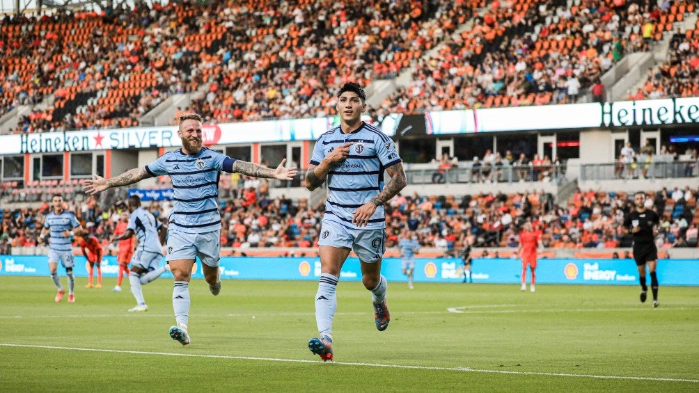 Alan Pulido en celebración de gol con Kansas City