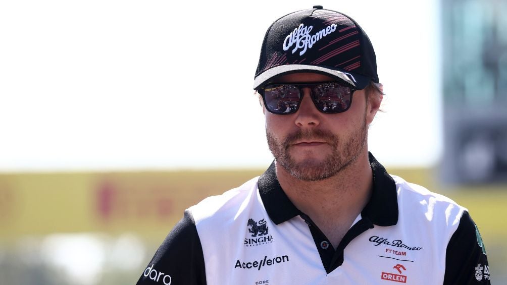 Bottas en el pit lane con Alfa Romeo