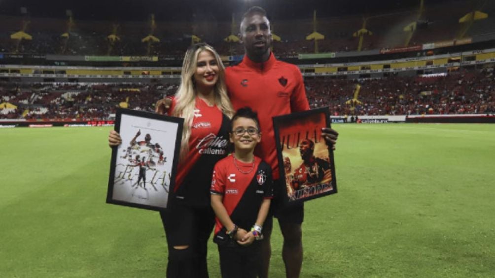 El colombiano junto a su familia en el césped del Jalisco